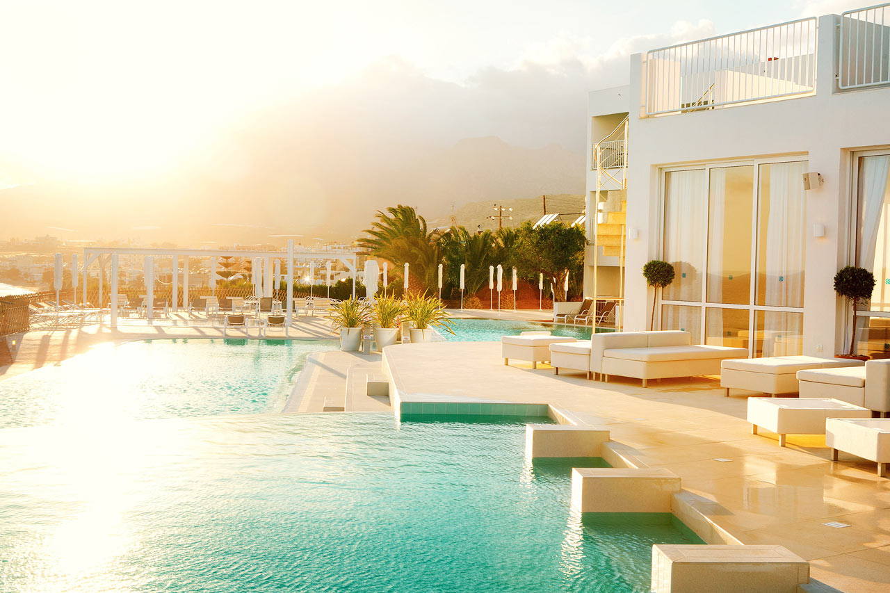 Hitta favoritplatsen vid poolen eller terrasserna ner mot havet. Det hÃ¤r Ã¤r Beach Club-poolen.
